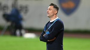 Mirel Rădoi şi-a făcut calculele pentru intrarea în play-off: „Ne mai trebuie atâtea puncte". Antrenorul Universităţii Craiova, exasperat de întrebările despre FCSB: "Şi la conferinţa noastră tot de naşu' să vorbim?!"