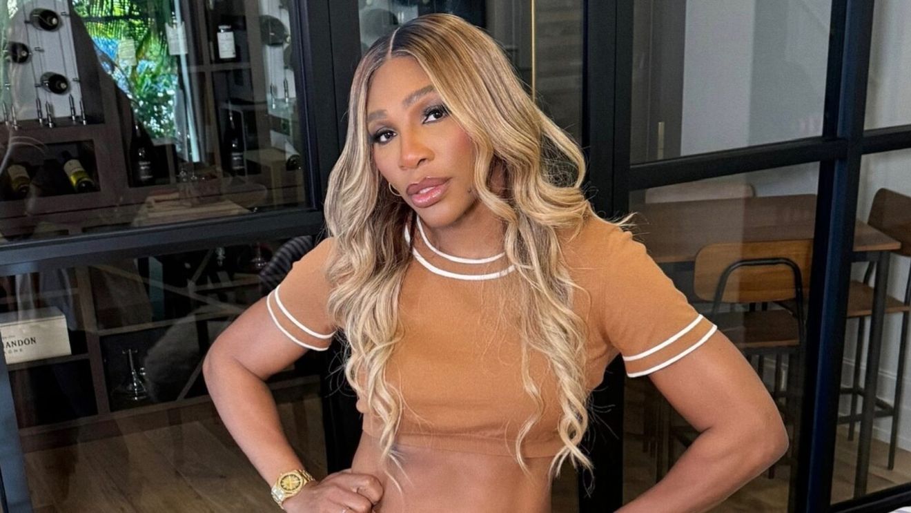 Serena Williams, în fustă scurtă şi tocuri înalte, pe terenul de tenis. Ce apariție pentru rivala Simonei Halep