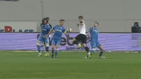 Faza care putea schimba rezultatul meciului Craiova - Astra. Bancu recunoaște: "I-am spus lui Istvan Kovacs că mingea m-a lovit în mână". Verdictul dat de Adrian Porumboiu