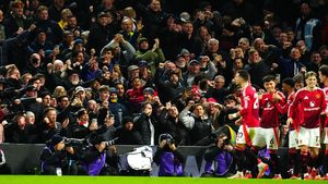 Fanii lui Manchester United, în număr mare la București! Suporterii echipei de pe Old Trafford petrec în Centrul Vechi