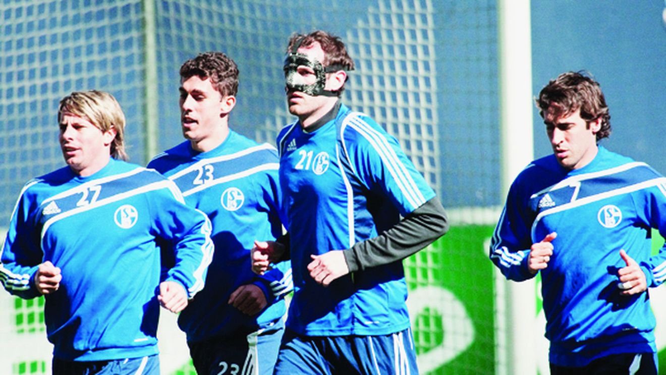 Huntelaar îi dă o veste bună lui Lucescu jr.!** Schalke vrea să-și păstreze golgheterul și poate trimite un jucător în curtea Rapidului