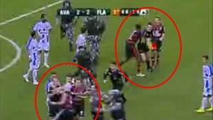 VIDEO Asta e "brigada kung-fu" de arbitri! Vezi cum au vrut să "elimine" un fan de pe teren!