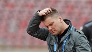 Un fost antrenor al lui Dinamo îi face praf pe jucătorii roș-albi! „Băi băiatule, ai două viteze: încet și rezemat de gard!” și „Avea maletă, mai trebuia să-i dau mănuși” + Nu a scăpat nici Dusan Uhrin: „Nu e potrivit. De ce ai mai venit înapoi?”