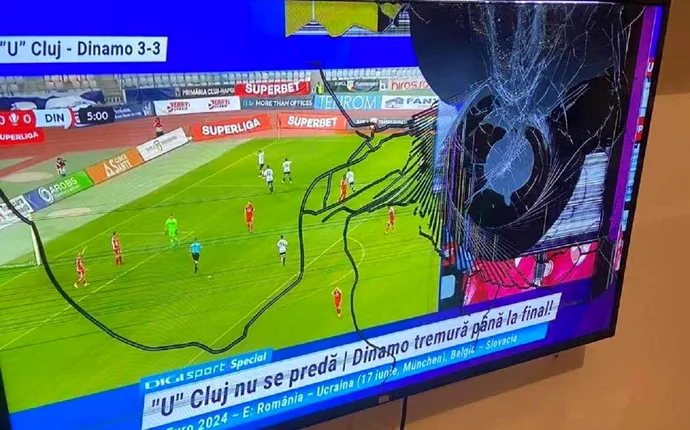 A spart televizorul de nervi, după ce ardelenii au egalat în U Cluj – Dinamo 3-3! Imaginea disperării unui fan al „câinilor” a devenit virală: a făcut praf aparatul electronic, furios că echipa alb-roșie e la un pas de Liga 2!