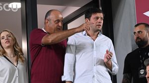 Le e frică de Cristi Săpunaru şi aşa rup vestiarul în două! Victor Angelescu şi Daniel Niculae judecă două cazuri de răzvrătire împotriva lui Bogdan Lobonț în două moduri diferite: căpitanul e iertat, Krasniqi a fost amendat!