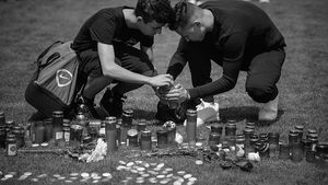 Un suporter dinamovist de 18 ani a murit după ce a fost lovit cu o sticlă în cap la finalul meciului cu Steaua. Dănciulescu: "Suntem șocați, cerem dreptate!"