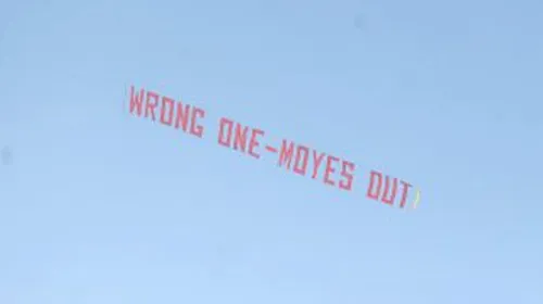 „Moyes afară”. Bannerul de protest al fanilor lui United a zburat deasupra stadionului Old Trafford