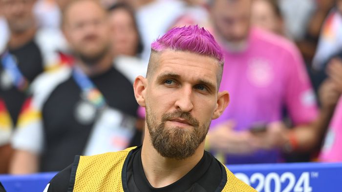 Fostul mare fotbalist neamț, atac devastator împotriva lui Andrich, jucătorul Germaniei care l-a copiat pe Andrei Rațiu și s-a vopsit în cap, dar roz! „Poate că se simte femeie! UEFA să interzică aceste culori ale părului”
