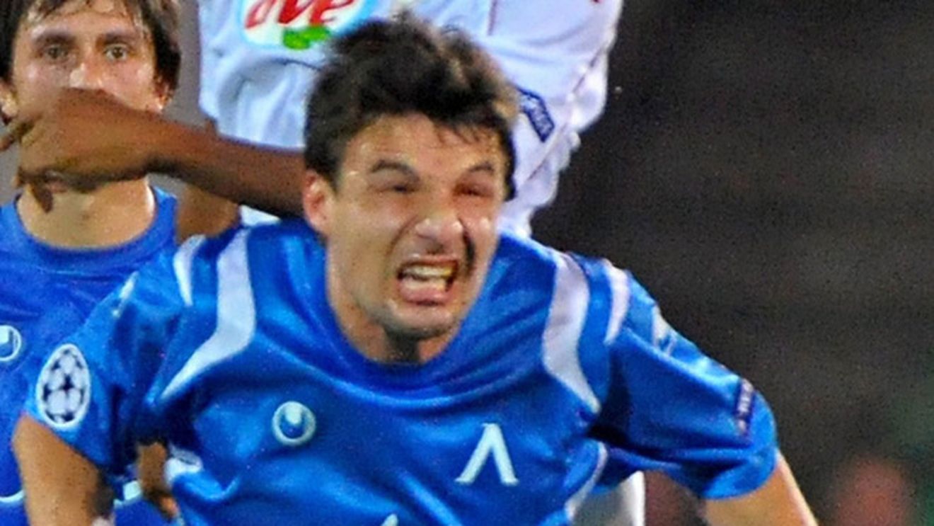 "Yovov nu e profesionist! **Turna pe gât whisky prin discoteci!"