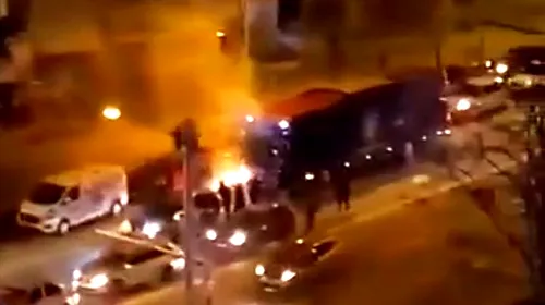 Ultrașii ieșeni au vandalizat autocarul echipei în trafic! Imagini șocante din mijlocul străzii | VIDEO