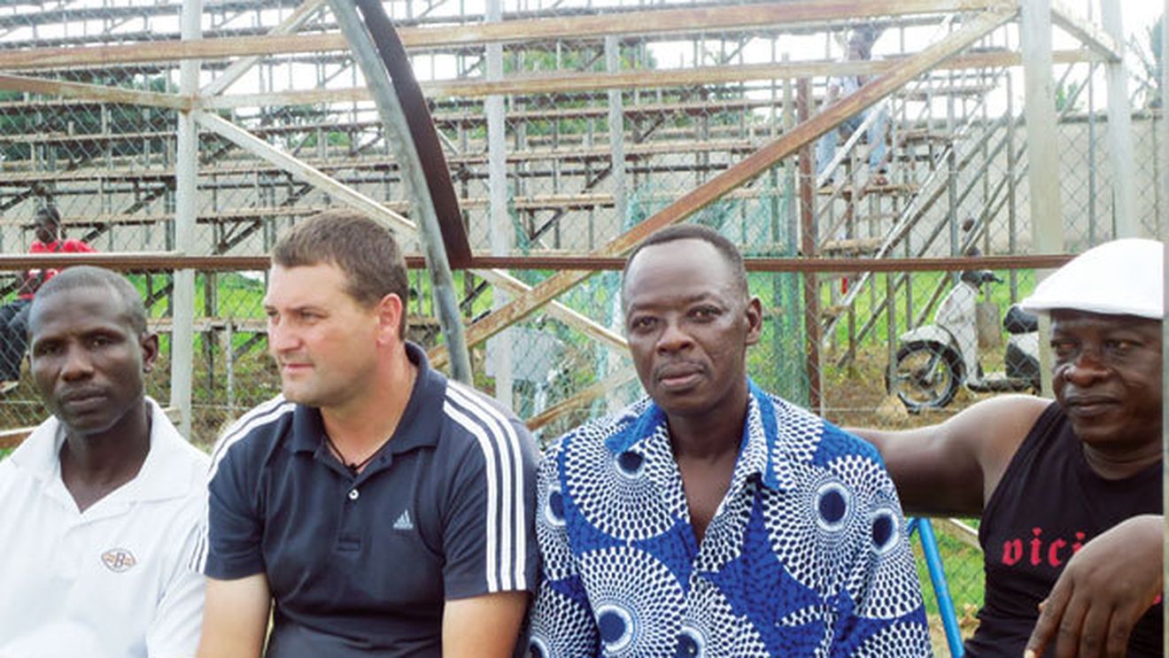 Peripețiile unui antrenor român în Africa!** A fost întâmpinat la prezentare de membrii unui trib "îmbrăcați" cu frunze!