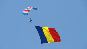 Zbor cu parașuta peste București. Tricolorul a coborât de la 1500 de metri, într-o demonstrație la Cupa Red Bull Ordinul Smaranda