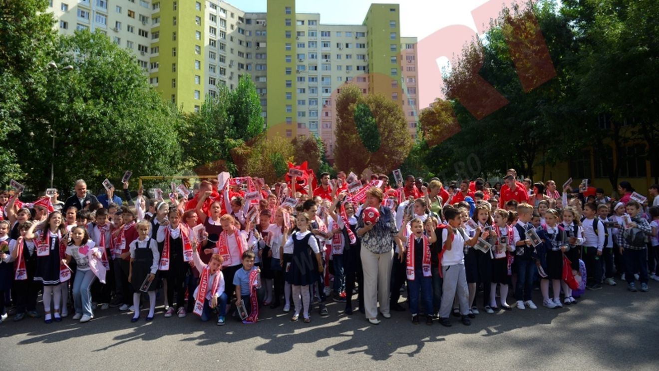 FOTO Dinamoviștii au mers în vizită la Școala Nr. 51: "Când te susțin atâția copii, treci mai ușor peste momentele mai puțin plăcute din timpul campionatului"