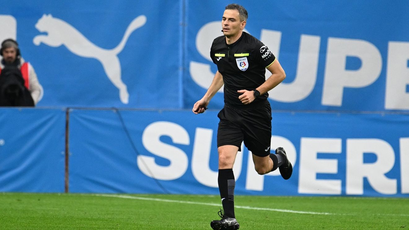 Scandal la Craiova - Slobozia! Fază controversată: arbitrul a dat cartonaș roșu după ce a fost chemat la VAR
