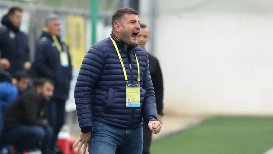 Laszlo Balint, uluit de rivalele la promovare ale echipei UTA care susțin varianta înjumătățirii punctelor în play-off: ”Înseamnă furt calificat! Ar face de râs fotbalul românesc pe plan european.” Antrenorul adresează public două întrebări celor care propun acest scenariu care dezavantajează în special liderul Ligii 2: ”M-aș bucura să aibă curaj, demnitate și argumente”