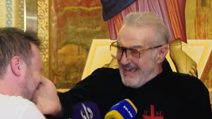Ha-lu-ci-nant! Gigi Becali i-a dat o palmă, din senin, unui jurnalist chiar în biserică: „De ce minți?”