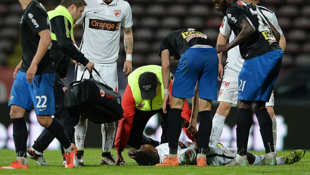 EXCLUSIV | Ekeng a renunțat la mulți bani ca să vină să moară în România. Rednic e în transă: "Tot aștept să mă sune cineva, să-mi spună că e bine, că și-a revenit...". Întortocheatul drum spre moarte al unui om care vineri nu trebuia să joace 