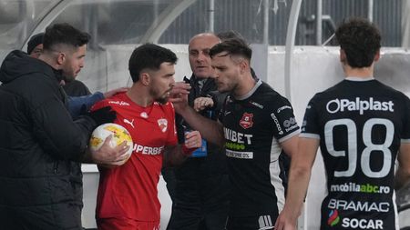 Dennis Politic, ironizat de fanii lui Dinamo, care au aruncat spre el cu „bancnote” de 100 euro cu chipul lui si al lui Gigi Becali