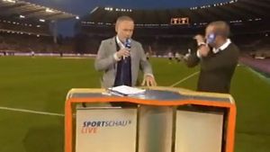 SUPER AMUZANT** Blondele creează coșmaruri! Mehmet Scholl se ferește de o minge ...imaginară :))