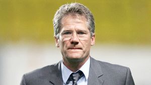 "Lăcătuș are deja destulă presiune pe el ca să îl mai deranjeze că stă Boloni în tribună"