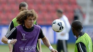 VIDEO David Luiz și-a uimit fanii de pe net: s-a filmat în pat la bustul gol! "Mou" îl trece pe bancă înainte de Steaua