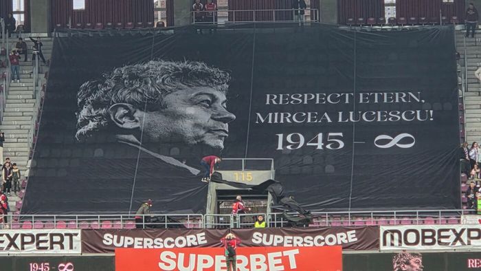 Omagiu pentru Mircea Lucescu înainte de Rapid - FC Argeș. Banner uriaș pe stadion în timpul momentului de reculegere