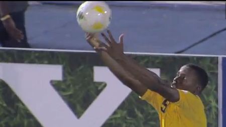 VIDEO A scăpat mingea de parcă era unsă cu săpun și nimeni nu a știut ce să facă! Reacția adversarului este memorabilă