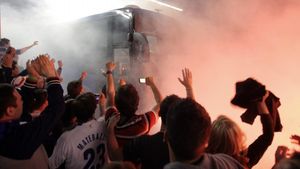 VIDEO Chivu & Co, primiți ca niște eroi la Milano! **5.000 de fani i-au așteptat la aeroport