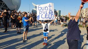 Nebunie înainte de marele meci dintre Craiova și CFR! 20.000 de oameni sunt așteptați în fața stadionului. Mesajul inedit al fanilor, care i-a surprins și pe jucători | FOTO & VIDEO