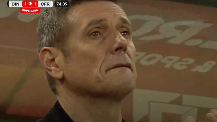 Clipe emoționante pe Arena Națională, la Dinamo - CFR Cluj: Ovidiu Burcă a izbucnit în lacrimi în minutul 74, când jocul a fost oprit timp de 60 de secunde în memoria lui Cătălin Hîldan! Ce mesaj au afișat fanii | FOTO