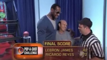 SUPER VIDEO LeBron James, umilit de un amator într-un concurs de aruncat la coș!