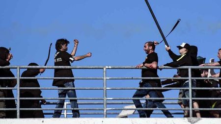 Răzvan Lucescu se pregătește pentru PAOK - AEK, Poliția se pregătește pentru "război". Ultrașii lui AEK au atacat un fan-club PAOK din Atena
