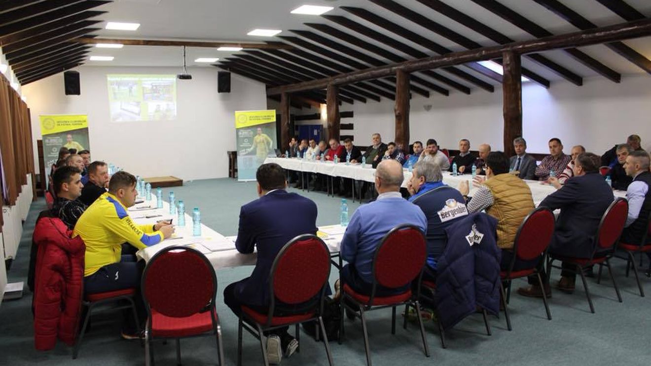 Șoc și groază la Cheile Grădiștei: Burleanu a călcat pe minge și și-a sucit glezna la miuță, Bodescu l-ar fi amenințat pe președintele AJF Mehedinți pe motiv că n-a semnat adeziune pentru șeful FRF. Scandal la ședința cu AJF-iștii: "Parcă suntem în Coreea de Nord!"