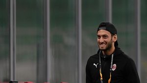 Turcul Hakan Calhanoglu vrea cu orice preț la Manchester United! Starul lui Milan i-a refuzat pe cei de la Juventus ca să joace în Anglia