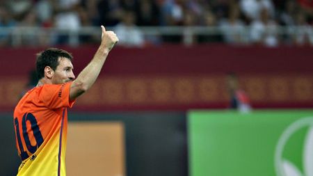 FOTO SENZAȚIONAL** Messi e rupt de BEAT într-un club, Xavi abia îl cară. Bucureștiul l-a trezit