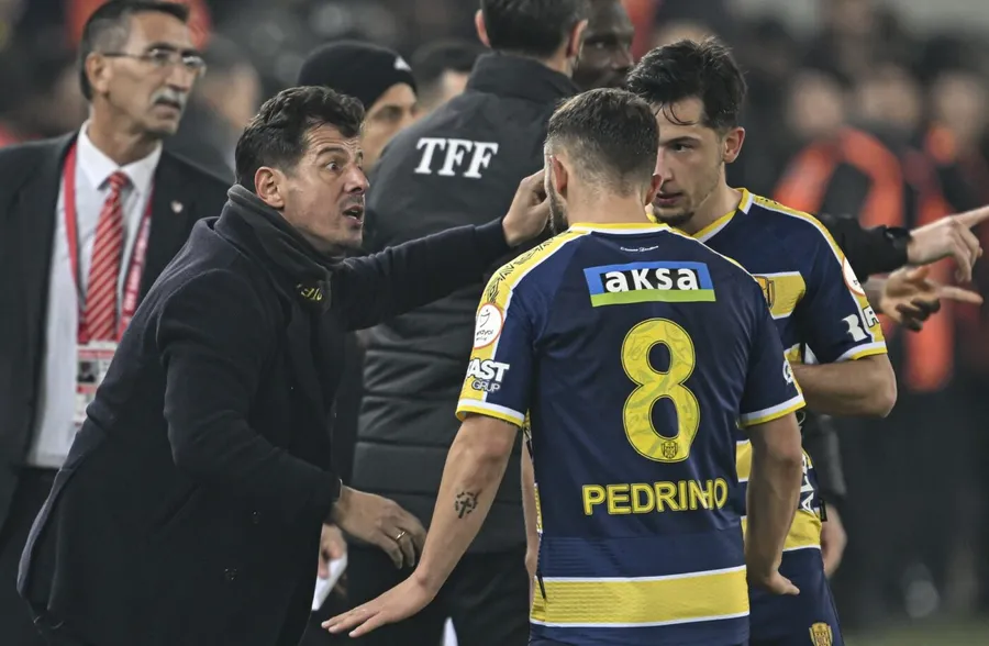 Emre Belozoglu și Olimpiu Moruțan