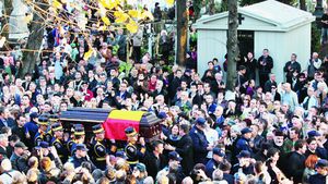 Deși l-a iubit și ajutat, fotbalul l-a ignorat pe Păunescu la ultimul drum!