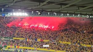 Alertă pentru FRF! Ultrașii români au aprins torțe și au scandat împotriva Ungariei la meciul cu Austria