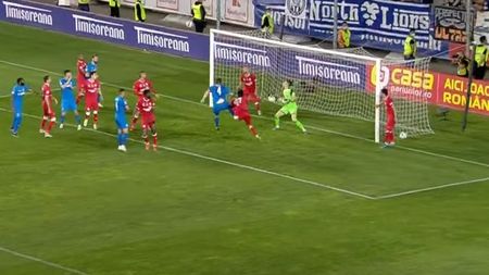 „Ochelari îmi trebuie, dar chiar aşa?”. Basarab Panduru, uluit de un jucător al Astrei. Ipostaza incredibilă în care a fost surprins