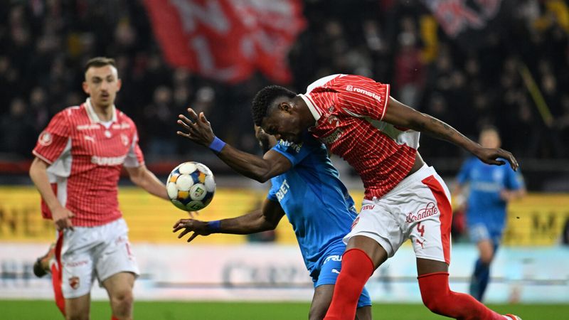 CRONICĂ Dinamo în criză de idei și de puncte, Craiova lui Coelho sprintează spre titlu cu pragmatism! Faceți loc, faceți loc, oltenii sunt pe primul loc