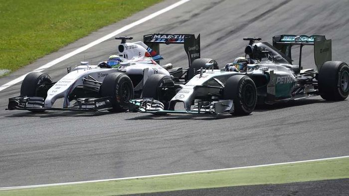 Hamilton a câștigat la Singapore, în timp ce Rosberg a abandonat