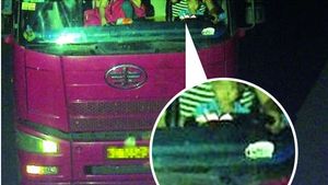 Incredibil: un puști de 4 ani surprins la volanul unui TIR