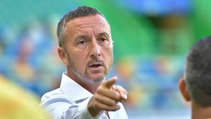 Acuzații incendiare făcute de Meme Stoica după CFR Cluj - FCSB 1-1. „Îl forțează pe Colțescu să anuleze golul!” Ce s-a discutat în vestiarul arbitrilor. „Şmecherii de astea am văzut multe la viaţa mea”