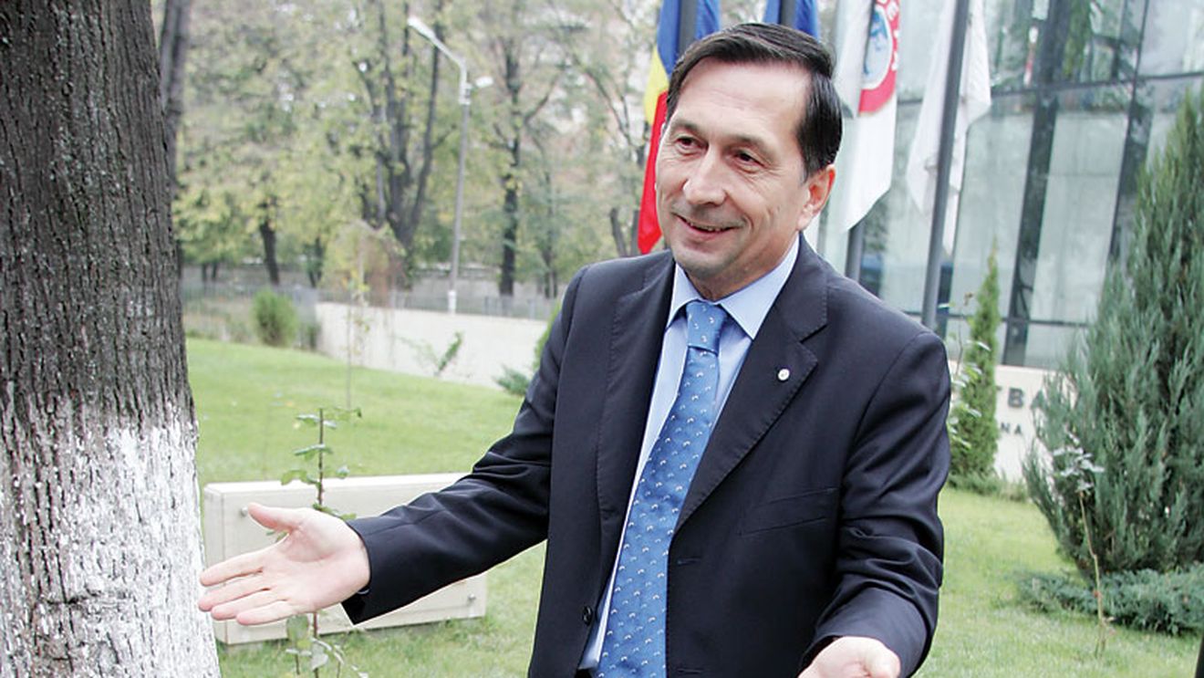 Crăciunescu a arbitrat "accidentat" finala Ajax-Milan