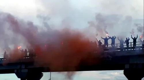 VIDEO | Începe nebunia la PAOK! Fanii echipei lui Răzvan Lucescu au aprins torțe pe un pod de pe autostradă înaintea jocului decisiv pentru titlu
