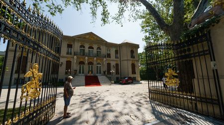 25.000.000 de euro pentru Palatul lui Gigi Becali. Clădirea emblematică a Bucureștiului are trei proprietari în acte: fiicele latifundiarului din Pipera