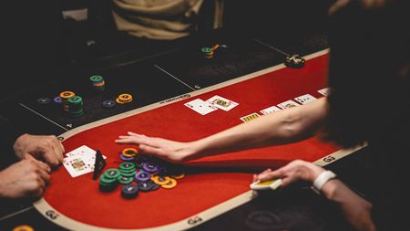 Celebrul fotbalist stelist a pierdut 700.000 de euro la casino. La o masă de poker, unde ceilalți jucători erau înțeleşi să-l "curețe": ce s-a ales de viața lui apoi