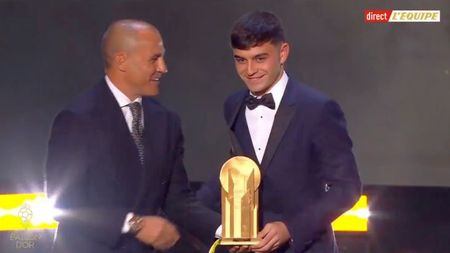 Pedri a câștigat Trofeul Kopa! Mijlocașul Barcleonei, cel mai bun jucător sub 21 de ani | VIDEO