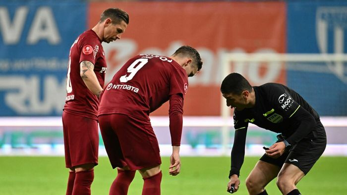 CFR Cluj - Universitatea Craiova, derby arbitrat pentru a treia oară în acest sezon de Marcel Bîrsan. Dan Petrescu: „Nu știu de ce este el mereu”