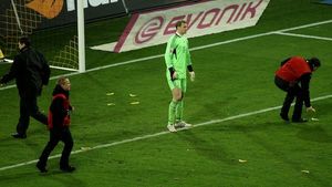 Imaginea sezonului în Bundesliga!** Neuer, atacat cu banane de către fanii lui Dortmund